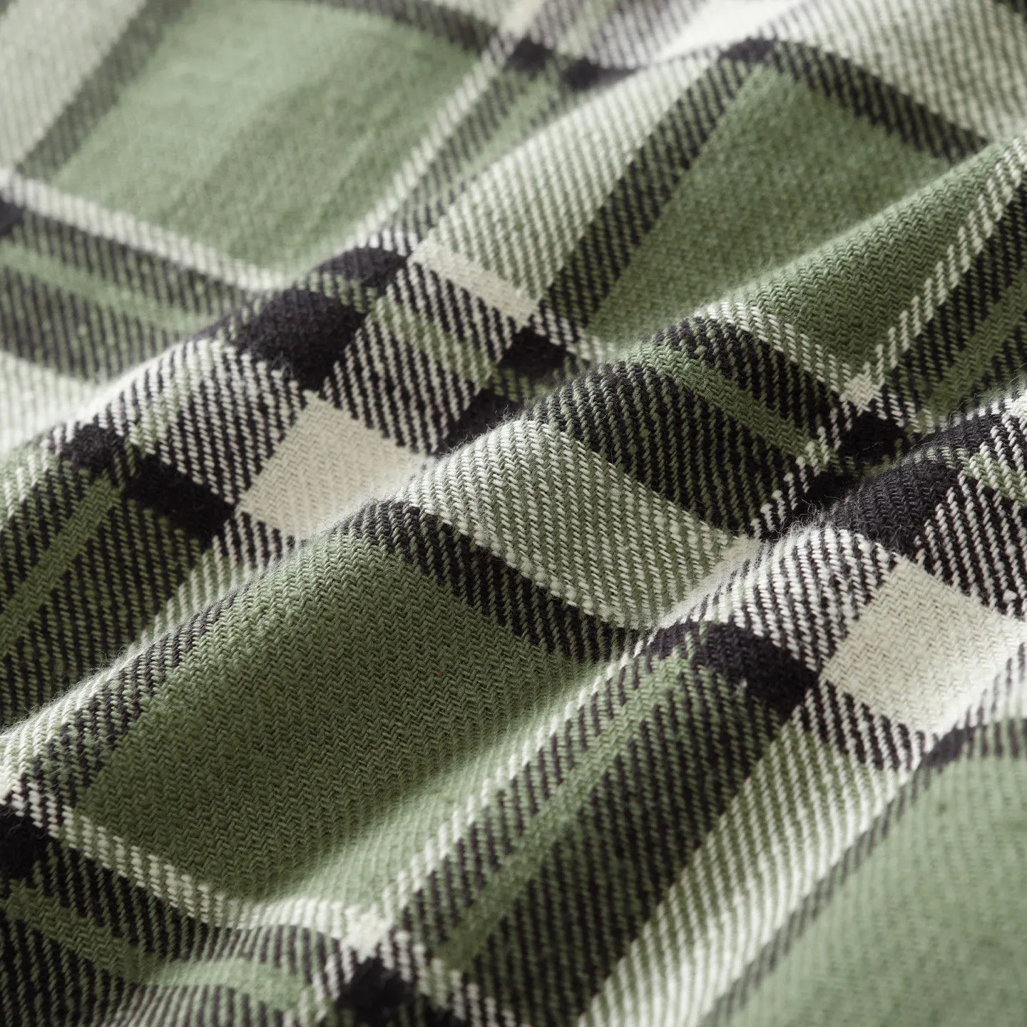 🅿️380 ch|24fw Crow Heart New Striped Plaid Splicing Silver Button Cardigan Shirt Process description: The fabric is made of custom-woven and custom-dyed wool blended fabric. The fabric contains wool components and has a very good texture. All the plaids are counter-position stitching. Every size and every plaid splicing is counter-position. It not only consumes fabric but also takes time. The details are very delicate. The sleeve logo printing uses special pulping. The characteristic of the printing process is the use of high-performance glue for printing, which creates a sense of layering on the printed pattern. The accessories of the new yb mold are used. Buttons and pocket silver jewelry are custom-developed using silver-plated foti materials. The cuffs are made with buttons and snaps that are consistent with yb and are designed with loose fit. The oversized version is truly restored. Color: blue/green/red. Size: S-XL.